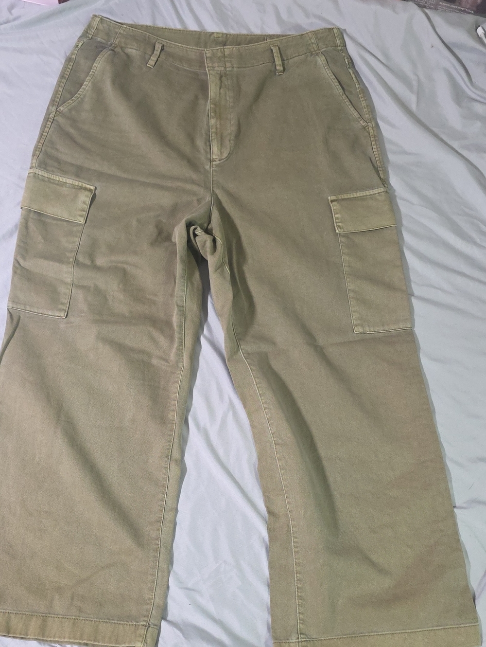 GAP Men's Cargo Pants in Olive Green